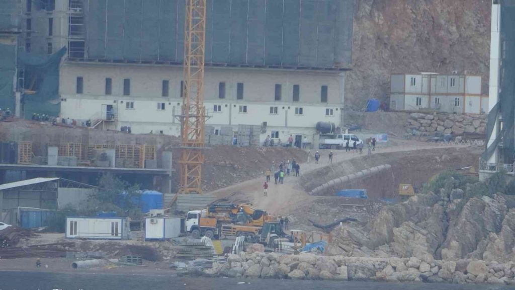 Mühürlenen otel inşaatında hareketlilik merak uyandırdı