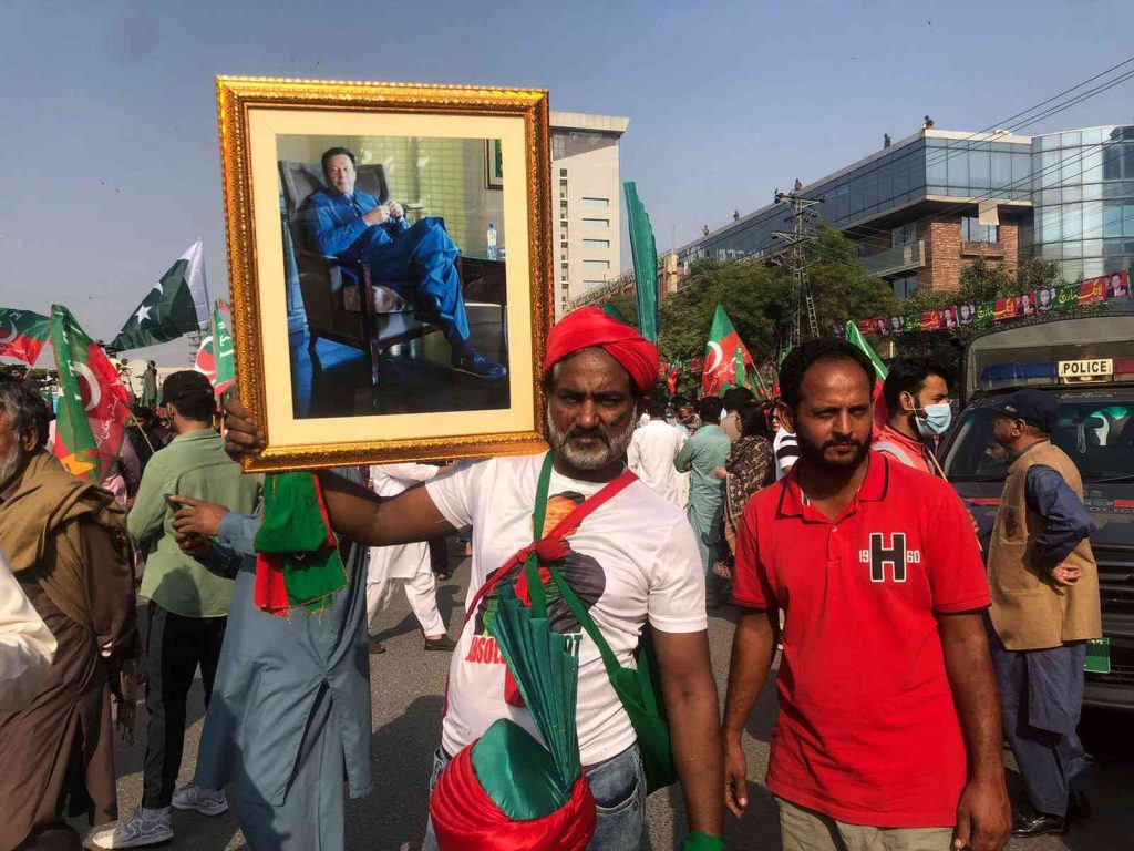 Pakistan’ın eski Başbakanı Khan binlerce destekçisiyle İslamabad’a gidiyor