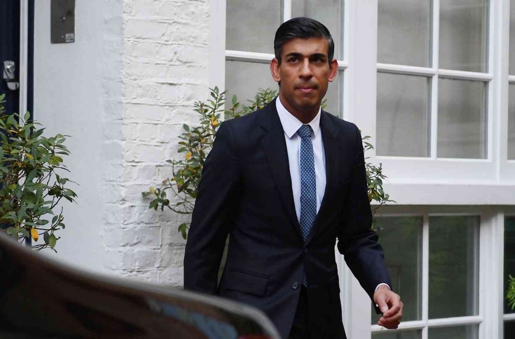 Rishi Sunak, İngiltere’nin ilk Hint kökenli başbakanı oldu