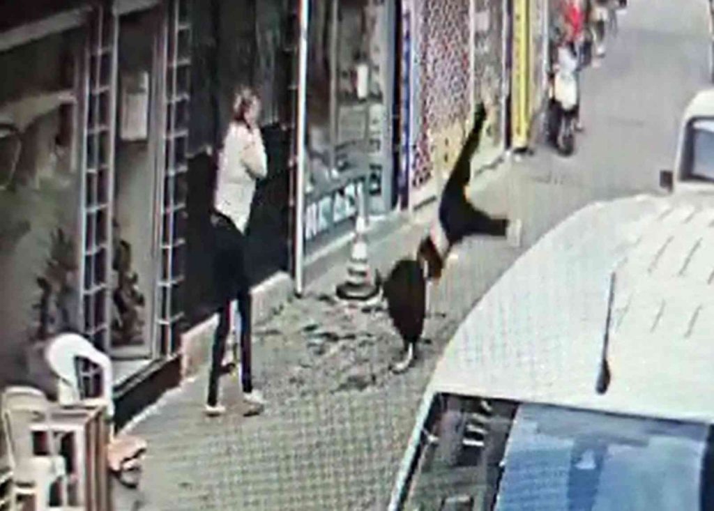 Selfie sonu oldu, metrelerce yükseklikten düşen genç kız kurtarılamadı
