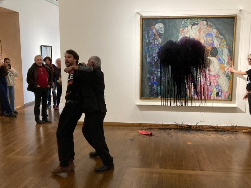 Avusturya’da iklim aktivistleri, ressam Klimt’in tablosuna siyah boya fırlattı