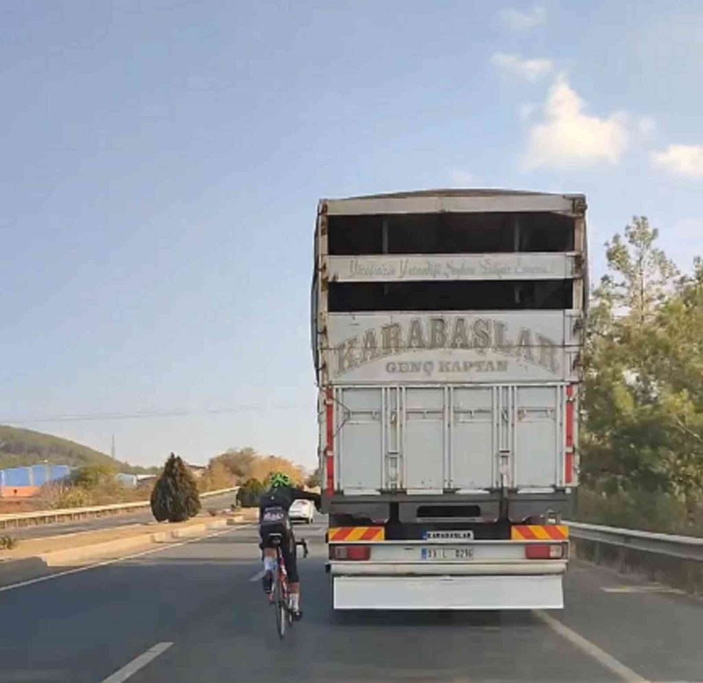 Karayolunda bisikletle tehlikeli yolculuk kameralara yansıdı
