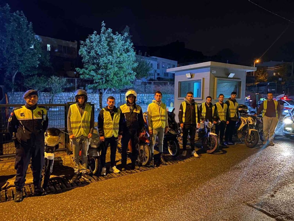 Bodrum’da 85 sürücüye reflektörlü yelek dağıtıldı