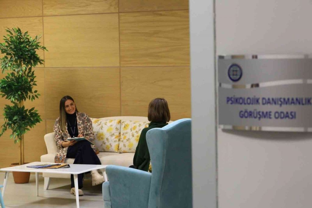 Büyükşehir, danışma merkezleri ile kadınların yanında