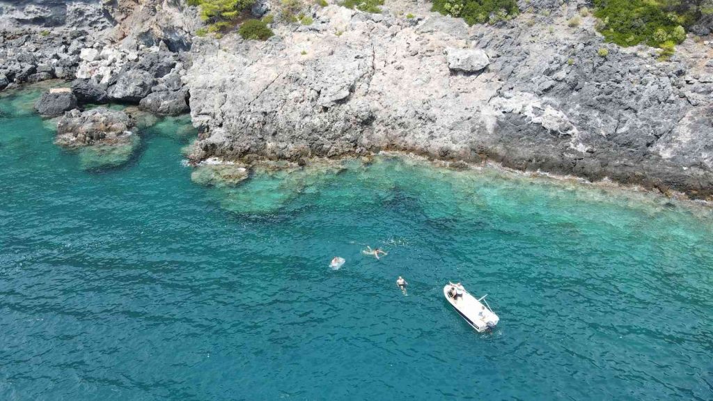 Ege ve Akdeniz’in buluştuğu Ortaca koyları görenleri mest ediyor