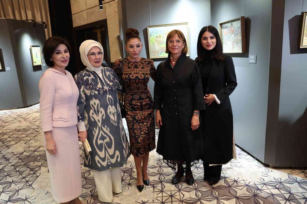 Emine Erdoğan, Özbekistan’da “Özbekistan’ın Renkleri” sergisini ziyaret etti