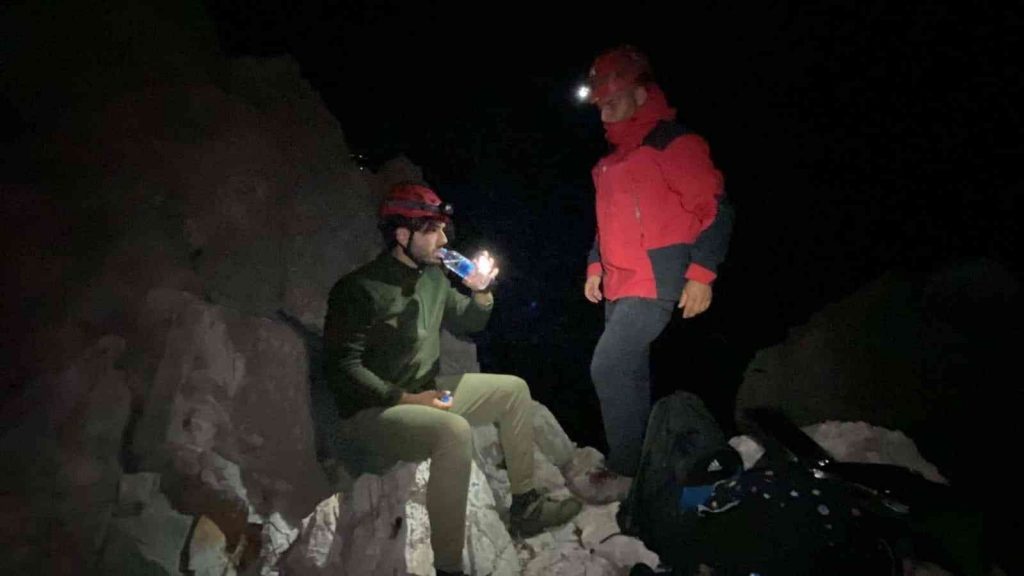 Fethiye’de kayalıklarda mahsur kalan kişiyi JAK kurtardı