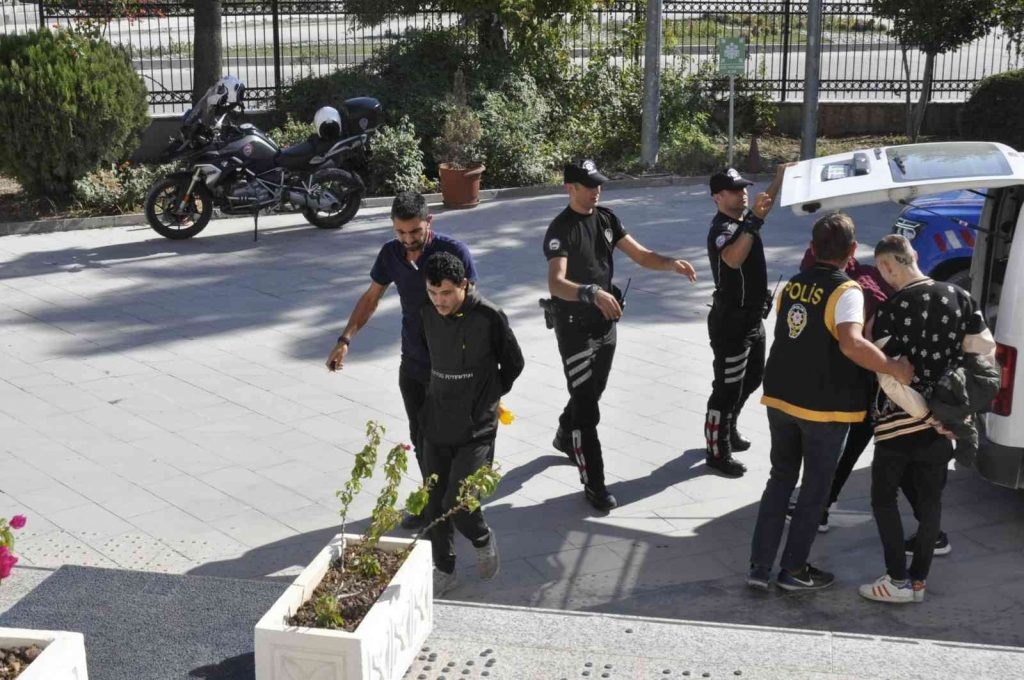 Fethiye’de kendini polis olarak tanıtan 2 gaspçı tutuklandı