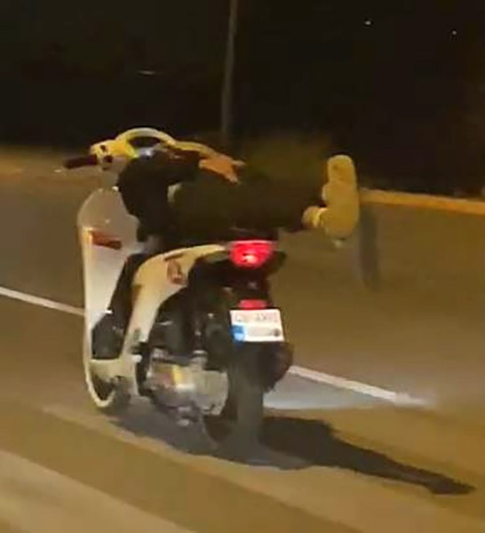 Fethiye’de yatarak motosiklet kullanan sürücüye ceza yağdı