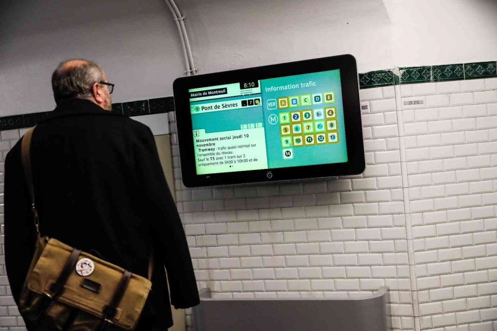 Fransa’da binlerce kişi zam talebiyle greve gitti