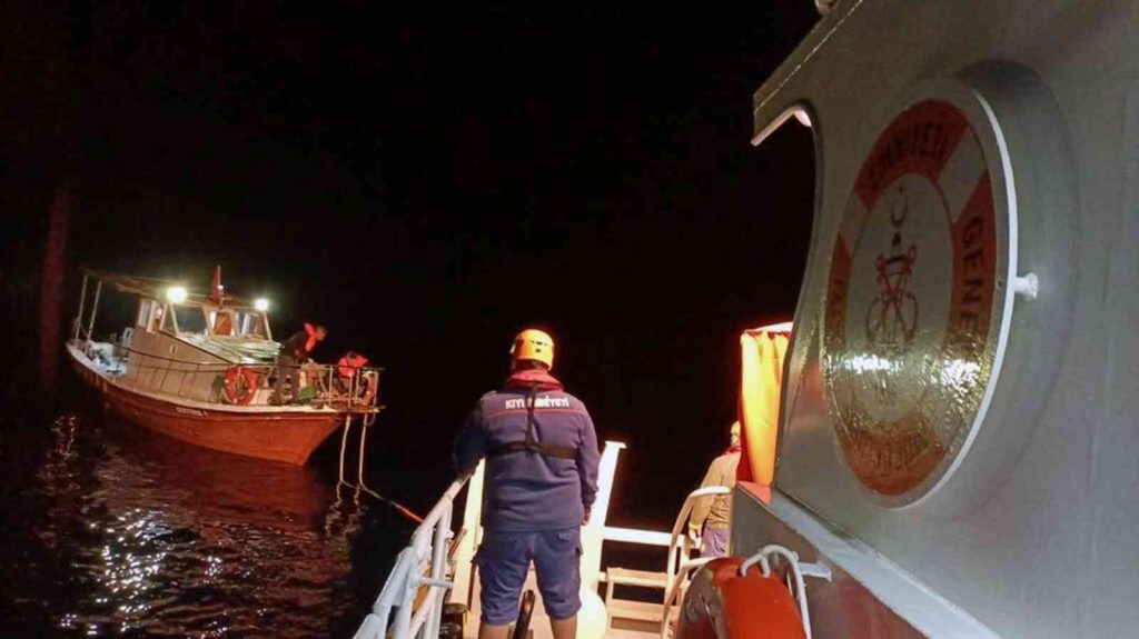 Koyda sürüklenen tekne kurtarıldı