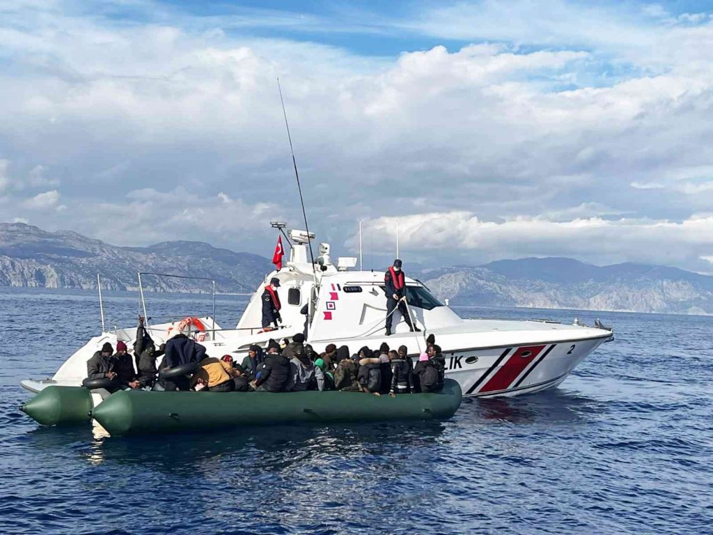 Marmaris’te 37 düzensiz göçmen kurtarıldı