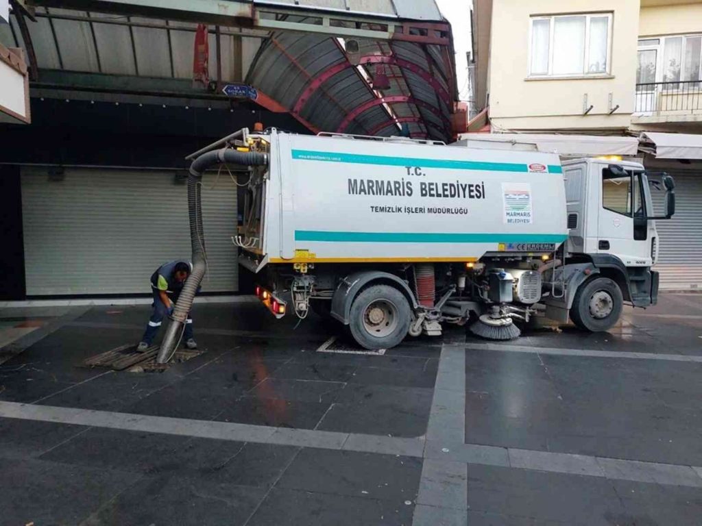 Marmaris’te belediye ekiplerinin yağmur mesaisi