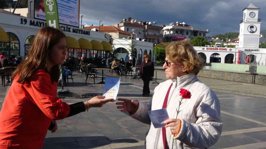 Marmaris’te “Kadına El Kalkamaz” dediler, karanfil dağıttılar