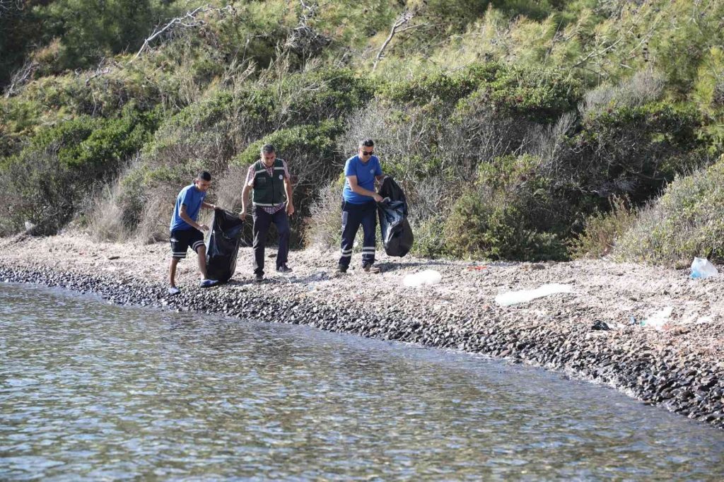 Muğla Büyükşehir Belediyesi Gökova Körfezi’nden iki günde beş ton çöp topladı