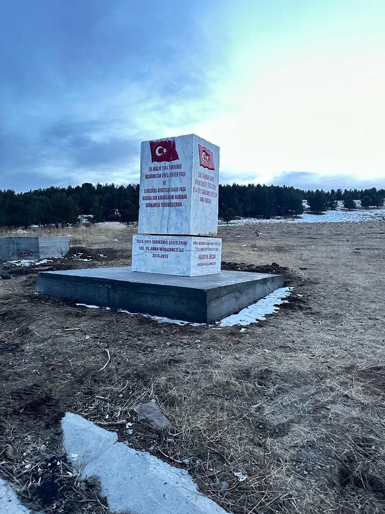 Muğla’da hazırlanan 35 tonluk mermer kaide Sarıkamış Şehitleri’nin yürüyüşe başladığı alana dikildi