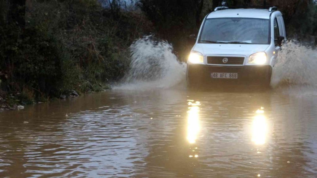 Muğla’da şiddetli yağış bazı cadde ve sokakları sular altında bıraktı