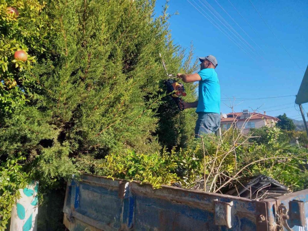 Ortaca’da yeşil alanlarda bakım ve temizlik çalışması