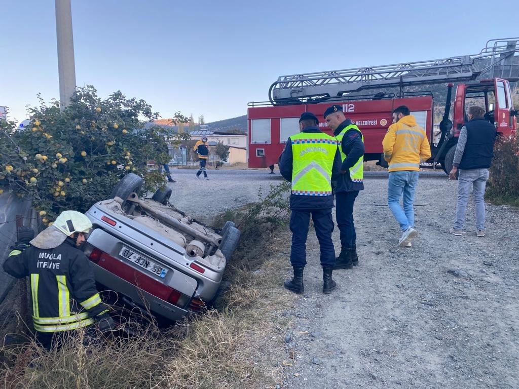Otomobilde sıkışan sürücüyü itfaiye ekipleri kurtardı