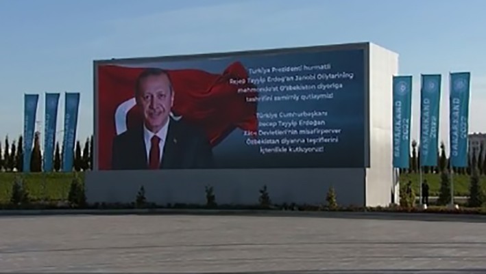Semerkant Havalimanı’nda Erdoğan’ın fotoğrafı yansıtıldı