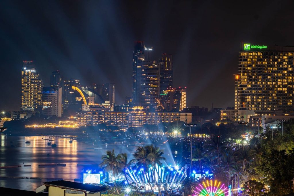 Tayland’da Pattaya Havai Fişek Festivali renkli görüntüler oluşturdu