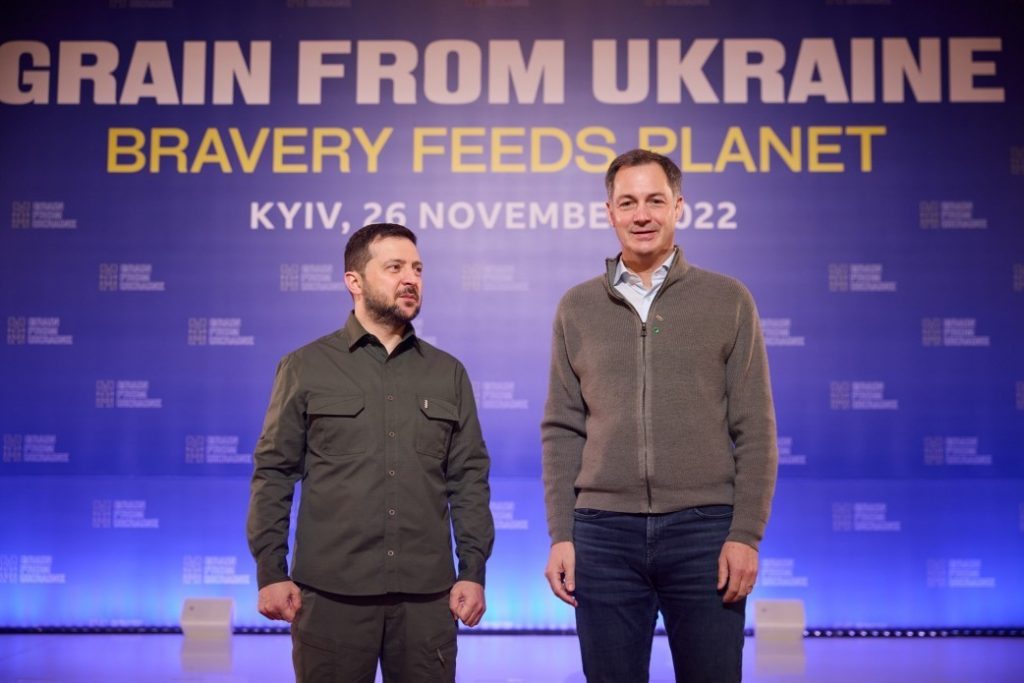 Ukrayna Devlet Başkanı Vladimir Zelenskiy: “Dünyanın 40 ülkesine 12 milyon ton tarım ürünü için limanlarımızdan 500’e yakın gemi ayrıldı”