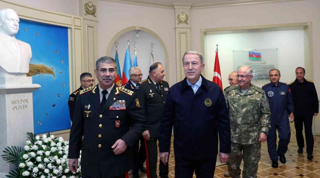Bakan Akar için Azerbaycan Savunma Bakanlığı’nda askeri tören düzenlendi