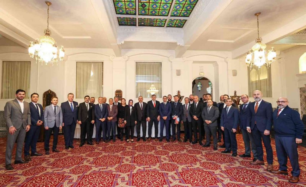 Bakan Çavuşoğlu, Cezayir’de Türk iş adamlarıyla bir araya geldi