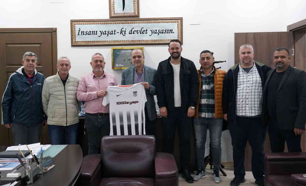 Başkan Uzundemir’e forma hediye ettiler