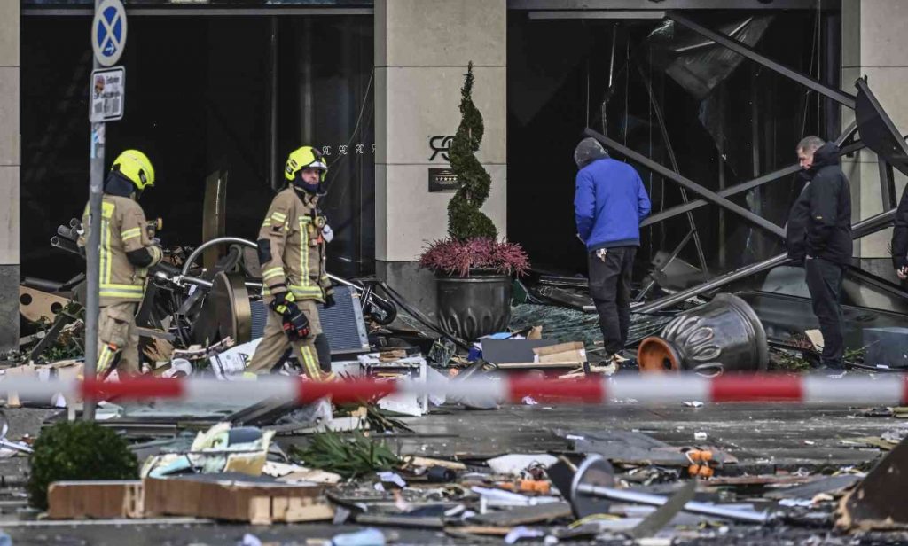 Berlin’de bin 500 balığın bulunduğu dev akvaryum patladı: 2 yaralı