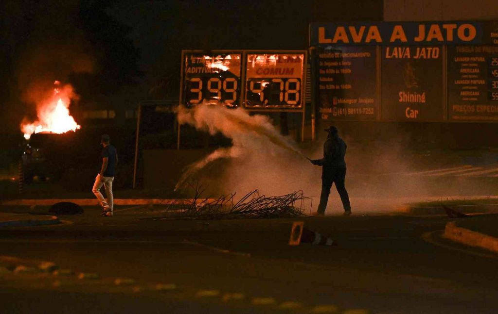 Brezilya’da Bolsonaro destekçileri, park halindeki araçları ateşe verdi