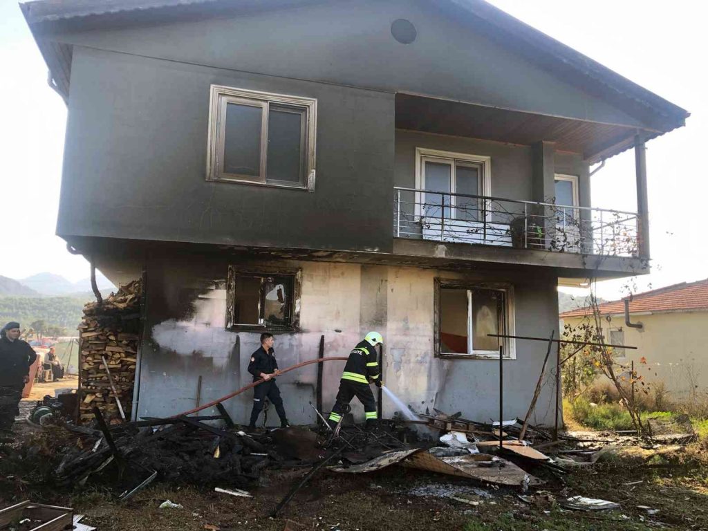Çakmak ile oynayan çocuklar evi yakıyordu