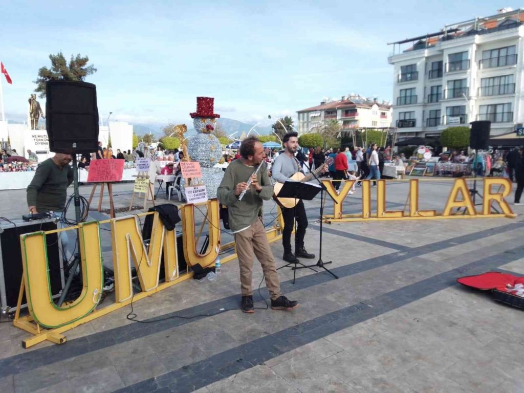Fethiye’de yeni yıl pazarı kuruldu
