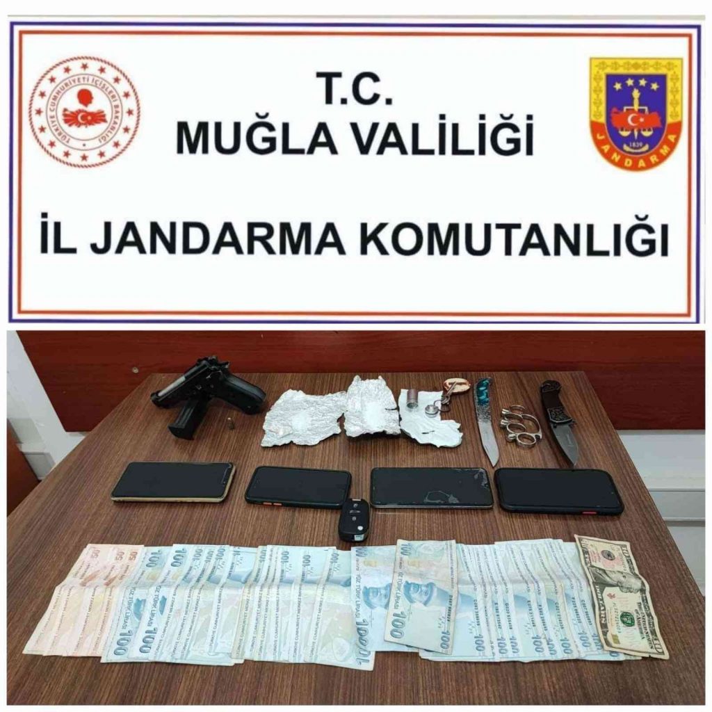 Jandarma şüpheli araçta silah ve kesici alet ele geçirdi