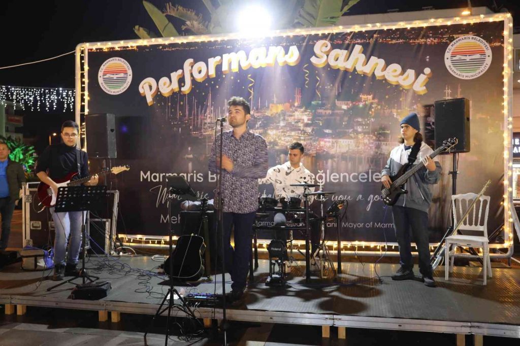 Marmaris yeni yılı coşkuyla karşılıyor