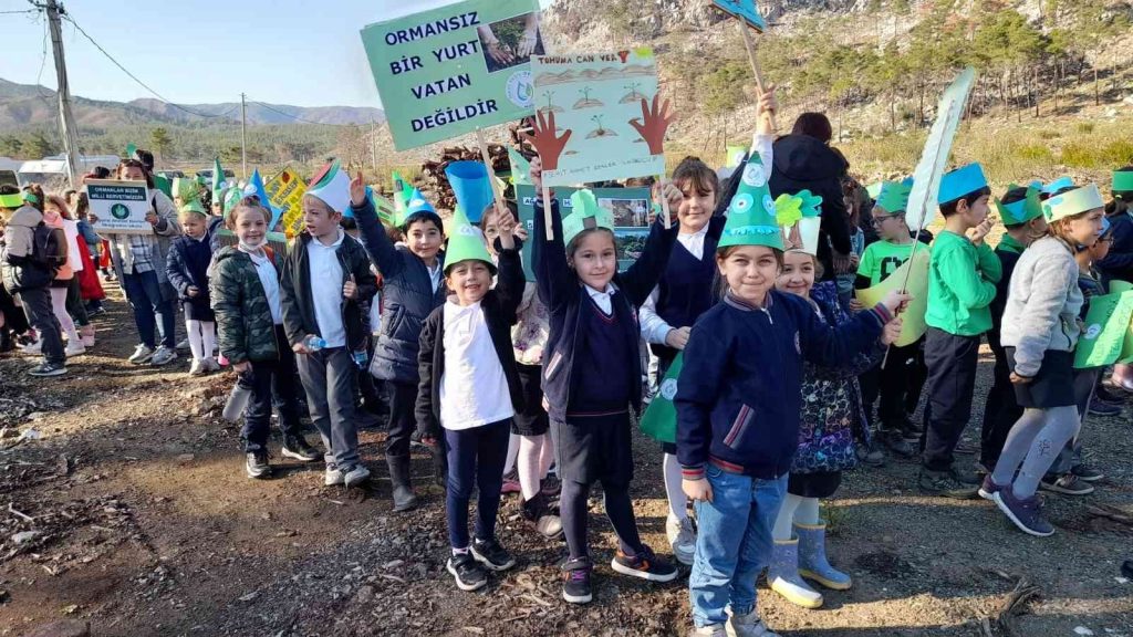 Marmaris’te öğrencilerden ‘mavi yeşil ‘ etkinliği
