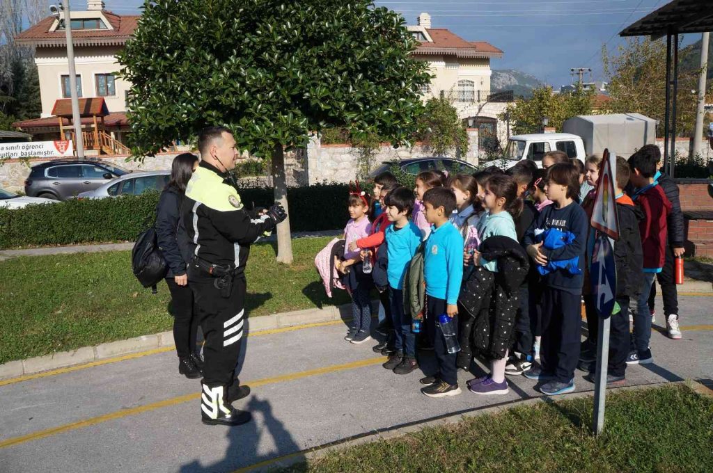 Marmaris’te öğrencilere motor ve bisiklet kullanım kuralları anlatıldı