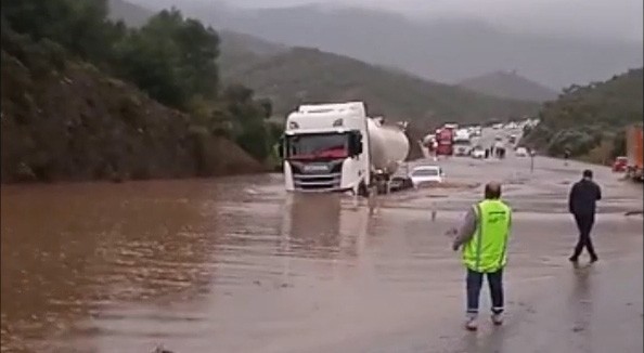 Milas’ta sağanak yağmur etkili oldu