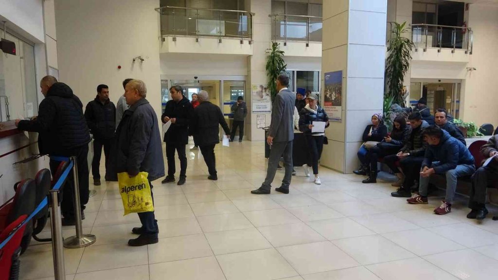 EYT’liler sabahın ilk saatlerinde soluğu SGK’da aldı