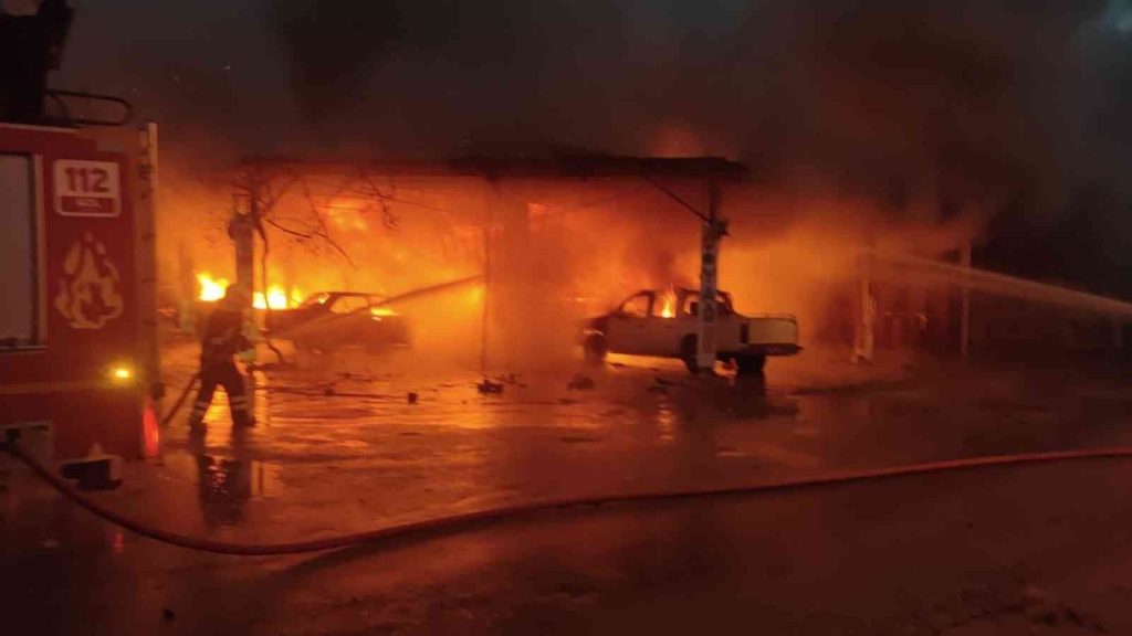 Yangında 4 araç, bir işyeri küle döndü