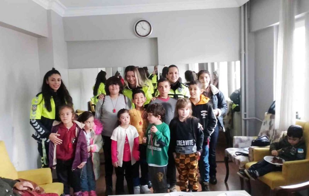 Trafikçilerden ‘Özel bireyler’e ziyaret