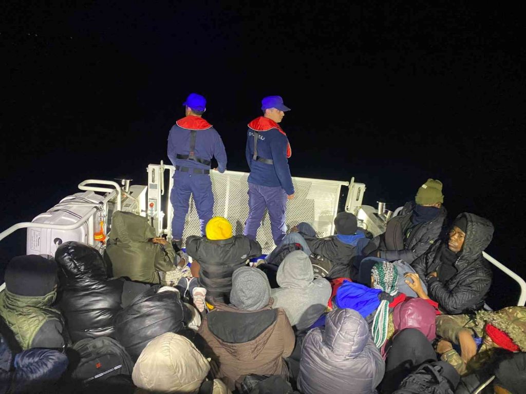 Ölüme terk edilen 65 düzensiz göçmenin imdadına Türk askeri yetişti