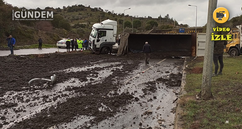 Gübre yüklü kamyon devrildi