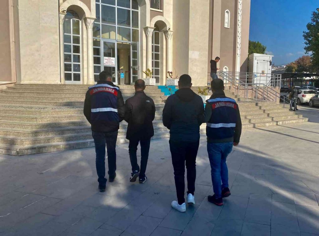 Fethiye’de kesinleşmiş hapis cezası bulunan 2 firari yakalandı