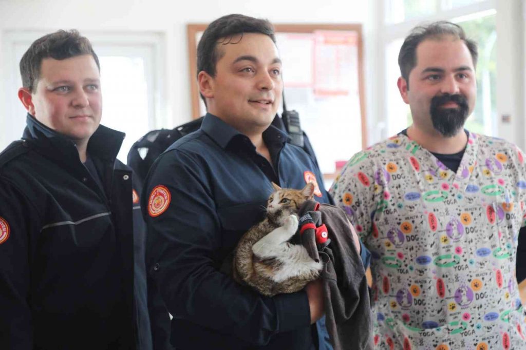 İtfaiye ekipleri kurtardıkları kediyi sahiplendi