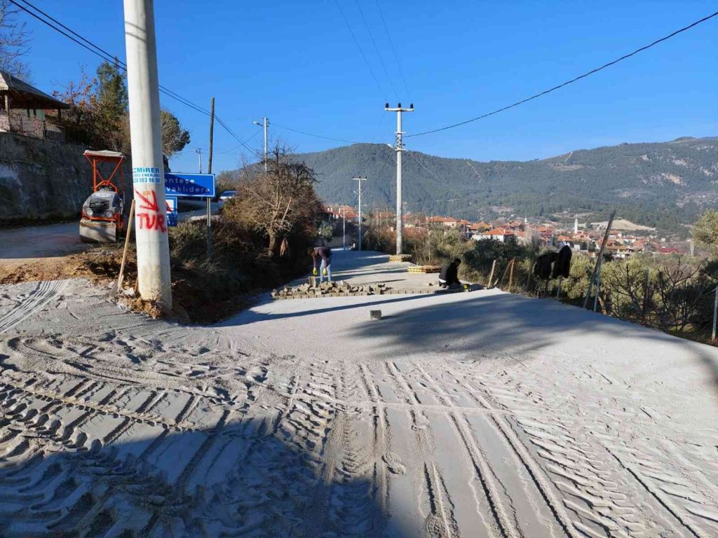Kırsal mahallelerde yol çalışmaları sürüyor