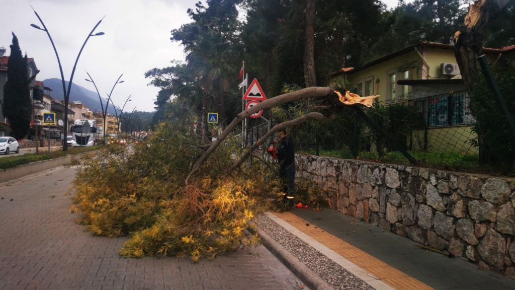 Marmaris’te fırtına ve sağanak yağış etkili oldu