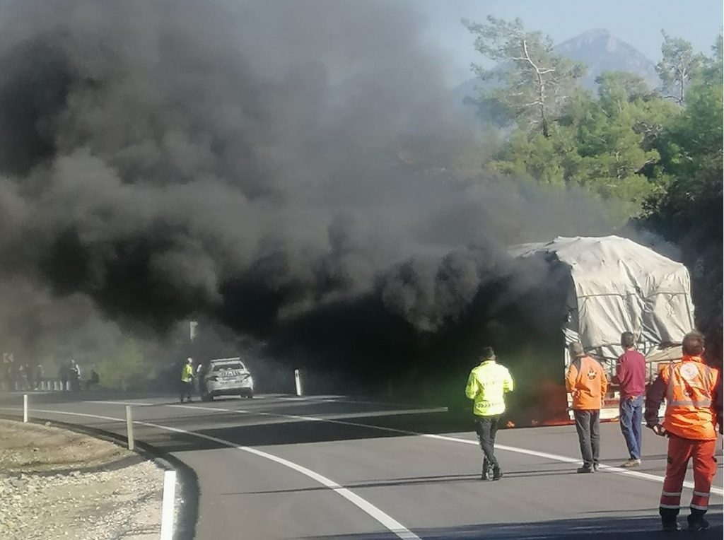 Marmaris’te seyir halindeki tomruk yüklü tır alev aldı