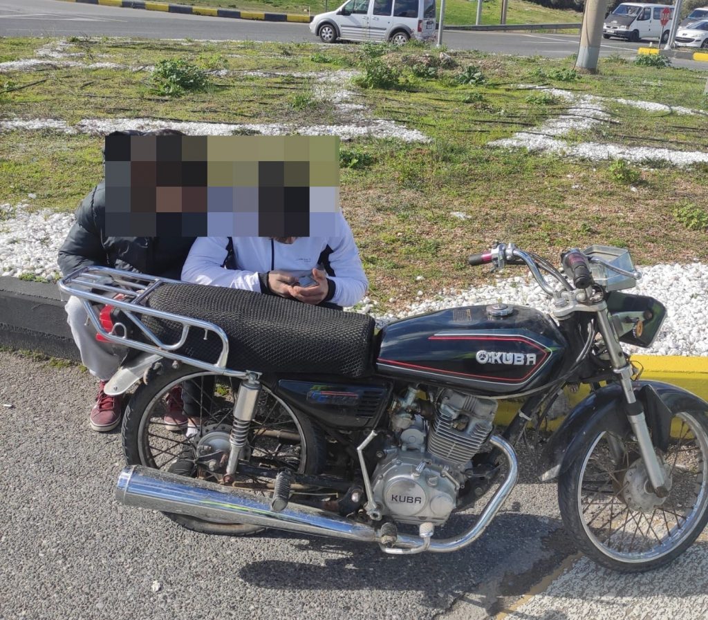 Muğla’da trafik ekipleri iki aranan şahıs ile bir çalıntı motosiklet yakaladı