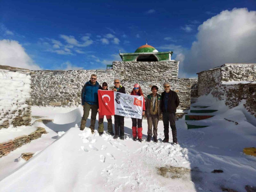 Muğlalı doğaseverlerden karlı Madran Dağı yürüyüşü